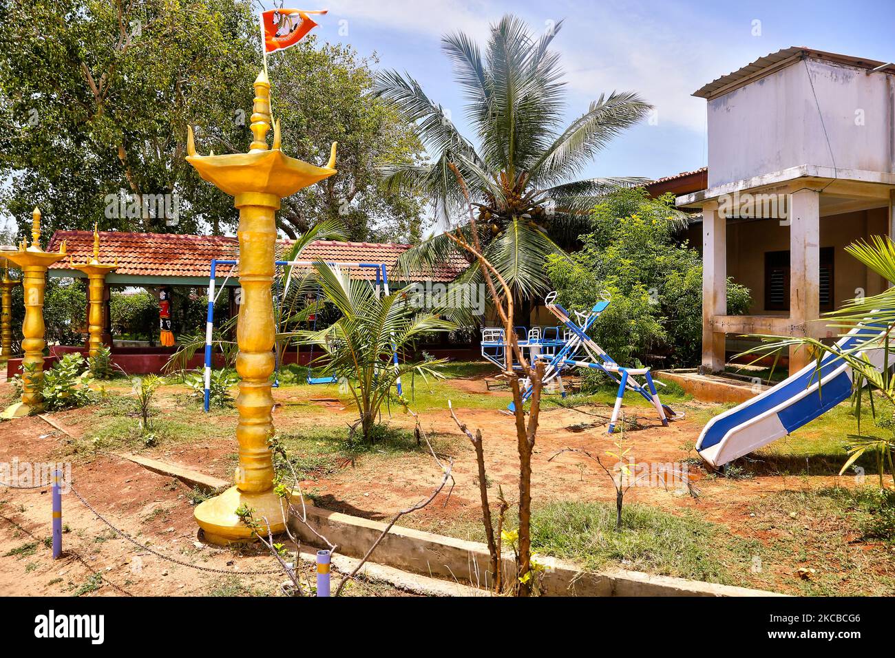 Piccolo parco giochi all'esterno del Tempio di Keerimalai Kassi Wisvanathar a Keerimalai, Jaffna, Sri Lanka. (Foto di Creative Touch Imaging Ltd./NurPhoto) Foto Stock