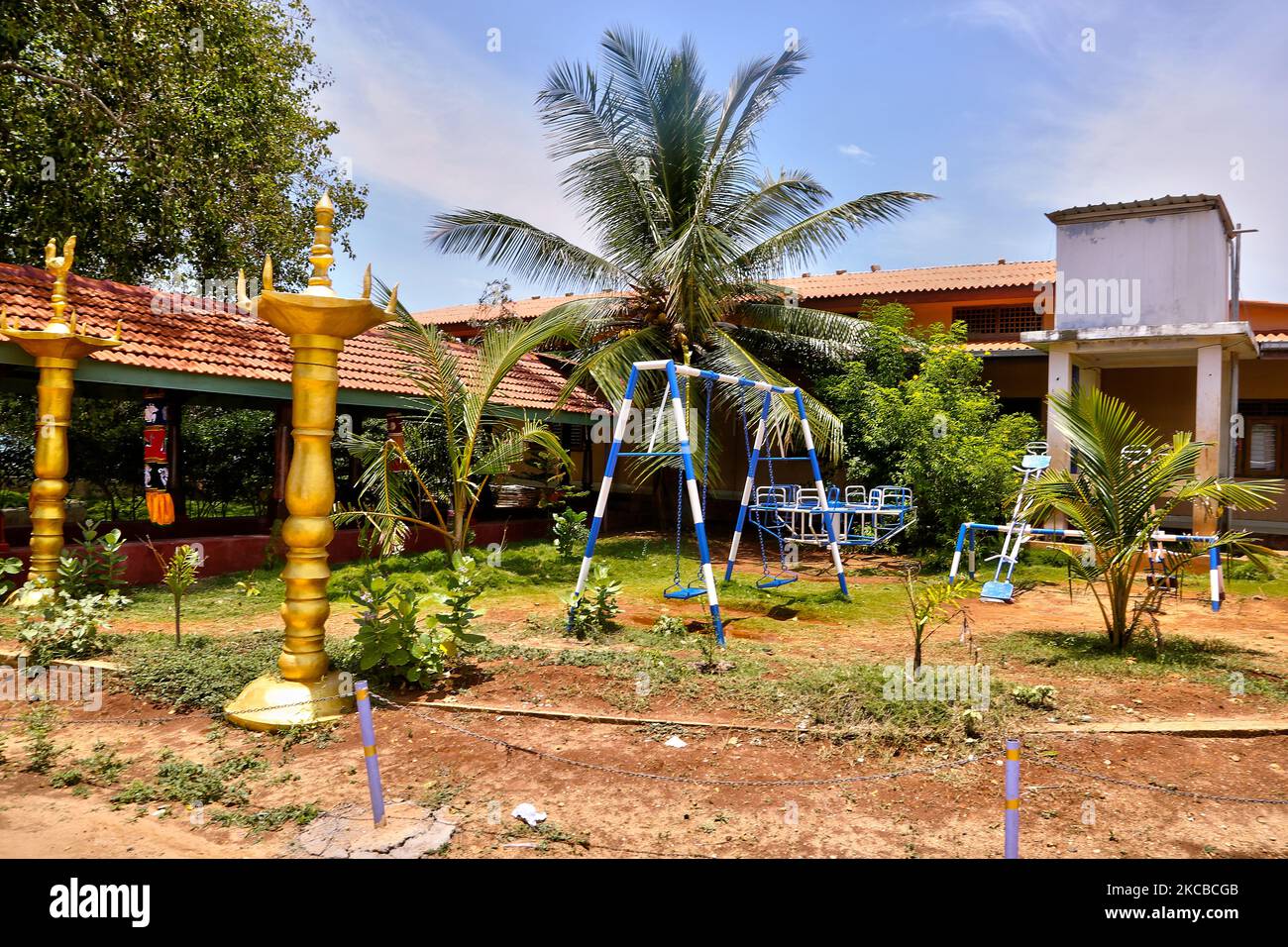 Piccolo parco giochi all'esterno del Tempio di Keerimalai Kassi Wisvanathar a Keerimalai, Jaffna, Sri Lanka. (Foto di Creative Touch Imaging Ltd./NurPhoto) Foto Stock