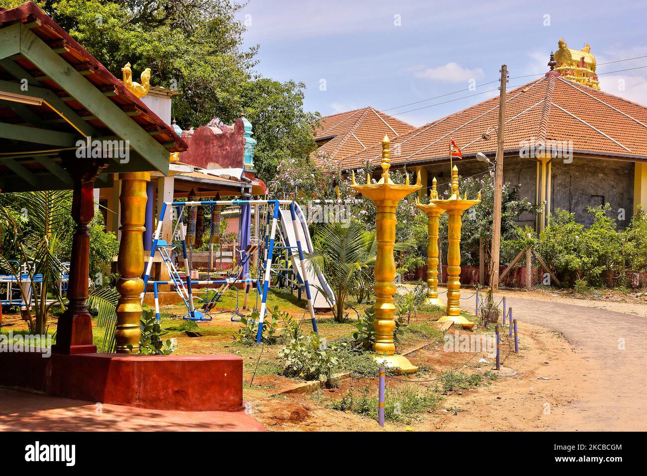 Piccolo parco giochi all'esterno del Tempio di Keerimalai Kassi Wisvanathar a Keerimalai, Jaffna, Sri Lanka. (Foto di Creative Touch Imaging Ltd./NurPhoto) Foto Stock