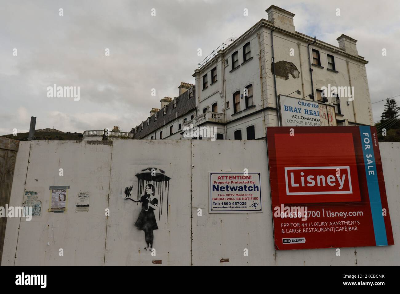 Un cartello per sale al di fuori dell'ex Bray Head Hotel su Strand Road a Bray. Martedì 23 marzo 2021, a Bray, County Wicklow, Irlanda. (Foto di Artur Widak/NurPhoto) Foto Stock