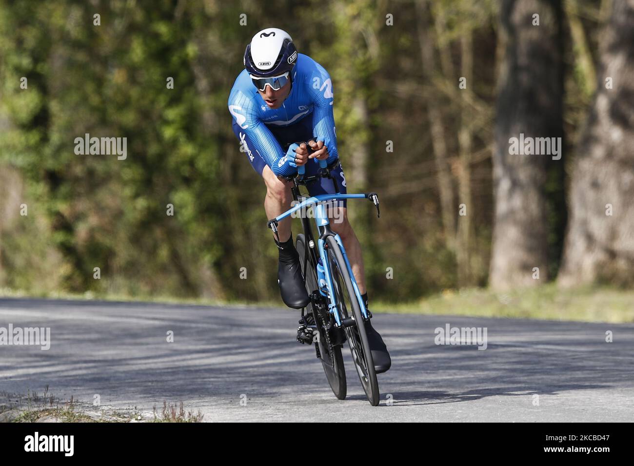 04 Carlos Verona dalla Spagna del Movistar Team durante il 100th volta ciclista a Catalunya 2021, Stage 2 prova individuale a tempo da Banyoles a Banyoles. Il 23 marzo 2021 a Banyoles, Spagna. (Foto di Xavier Bonilla/NurPhoto) Foto Stock