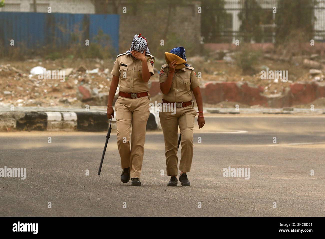 Il personale di sicurezza cammina per strada nei venti forti durante la riunione pubblica ' Rajasthan Kisan Mahapanchayat' allo Stadio Vidhyadhar Nagar a Jaipur, Rajasthan, India, Martedì, Marzo 23,2021.(Foto di Vishal Bhatnagar/NurPhoto) Foto Stock