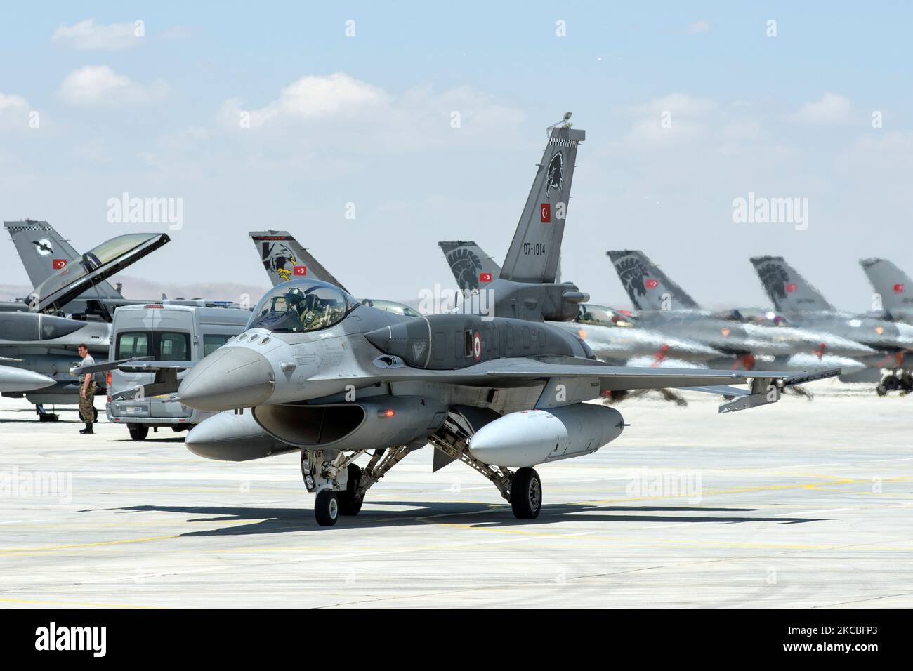 Turkish Air Force F-16C Fighting Falcon sulla rampa della base aerea di Konya, Turchia. Foto Stock