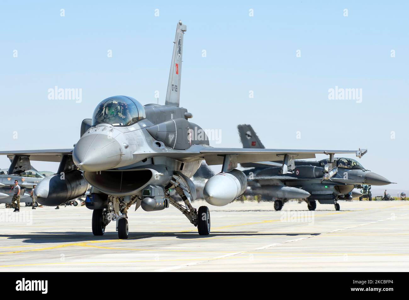 Turkish Air Force F-16D Fighting Falcon sulla rampa della base aerea di Konya, Turchia. Foto Stock