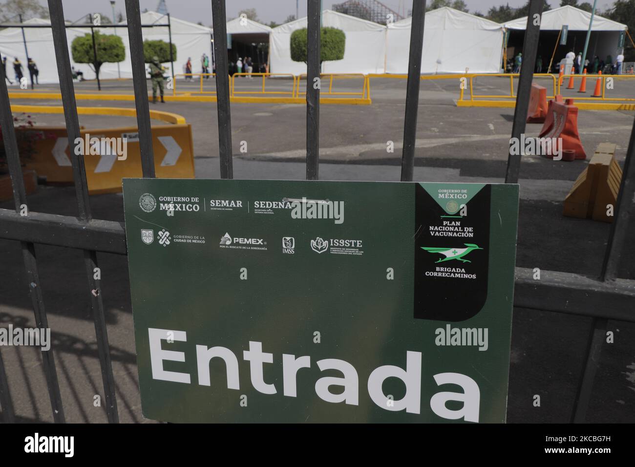 Ingresso di un'unità di vaccinazione a Six Flags Mexico, Tlalpan, dove l'immunizzazione di persone di età superiore ai 60 anni viene effettuata durante l'emergenza sanitaria e il semaforo epidemiologico arancione nella capitale. Nel bel mezzo della vaccinazione degli adulti più anziani in Messico contro COVID-19, questo giovedì, il paese ha accumulato più di 200 mila morti a causa del coronavirus durante l'emergenza sanitaria. Le autorità sanitarie si aspettano una terza ondata di infezioni durante le vacanze pasquali. (Foto di Gerardo Vieyra/NurPhoto) Foto Stock