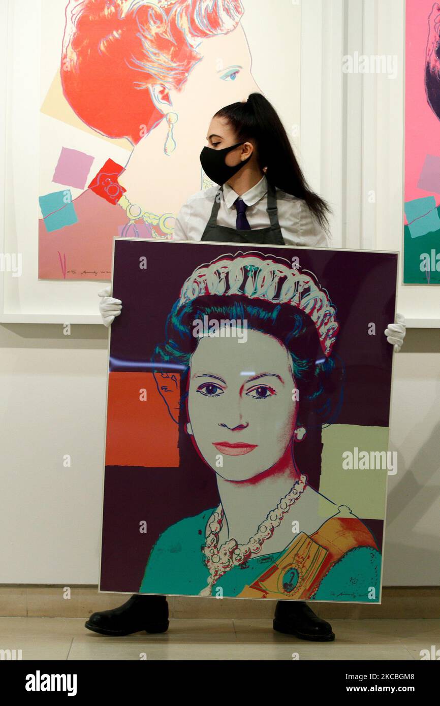 Un gestore d'arte si propone di tenere la regina Elisabetta II, da: Regnanti regine, dell'artista americano Andy Warhol, stimata tra il GBP70.000 e il 100.000, e di fronte a una delle quattro serie di Warhol, la regina Margarethe II di Danimarca, da: Regning Queens (Royal Edition)', stimato tra il GBP60.000 e il 80.000, durante un'anteprima alla casa d'aste Christie's a Londra, in Inghilterra, il 26 marzo 2021. (Foto di David Cliff/NurPhoto) Foto Stock