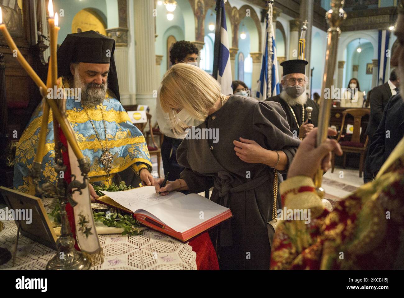 Il Console Generale di Grecia al Cairo Maria Zisi firma le celebrazioni per i 200 anni della Rivoluzione greca nella Chiesa Ortodossa dei Santi Costantino ed Elena il 25 marzo 2021, il Cairo, Egitto (Foto di Vassilis A. Poularikas/NurPhoto) Foto Stock