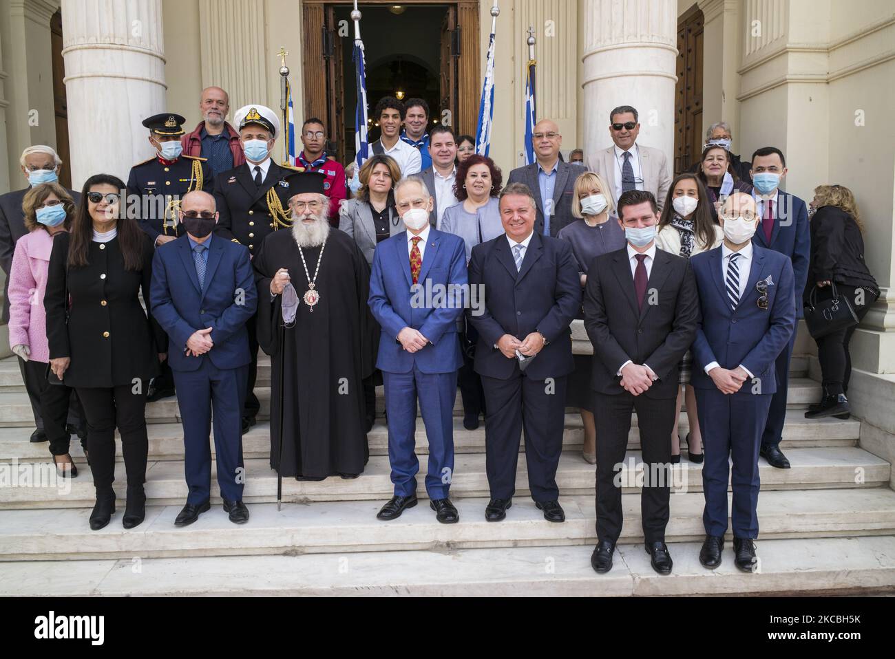 Una foto commemorativa della celebrazione del 200° anniversario della Rivoluzione greca di fronte alla Chiesa Ortodossa dei Santi Costantino ed Elena il 25 marzo 2021, il Cairo, Egitto (Foto di Vassilis A. Poularikas/NurPhoto) Foto Stock