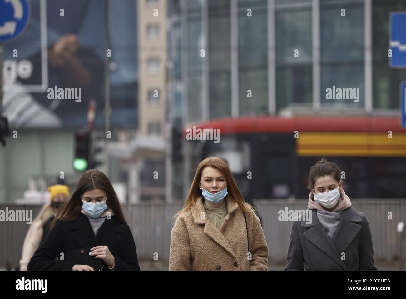 Le donne che indossano maschere facciali sono viste a Varsavia, Polonia, il 26 marzo 2021. Il governo polacco Giovedi ha annunciato un ulteriore inasprimento delle misure di blocco dopo i nuovi casi di COVID-19 è aumentato al di sopra di 3 mila al giorno. Nuove restrizioni includono la chiusura di scuole materne, centri commerciali e saloni per capelli e unghie. Le restrizioni a partire da sabato dureranno fino al 9 aprile. (Foto di Jaap Arriens/NurPhoto) Foto Stock