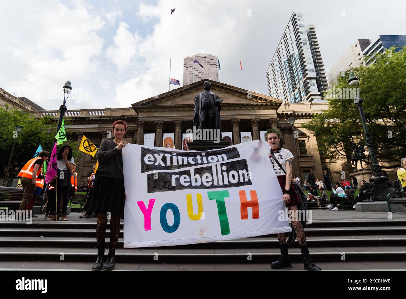 I dimostranti si posano durante una dimostrazione organizzata da un gruppo di movimento ambientale globale Extinction Rebellion presso la Biblioteca di Stato, a Melbourne, Australia, venerdì 26 marzo 2021. Il gruppo attivista Extinction Rebellion sta organizzando una serie di eventi nelle capitali australiane, le dimostrazioni a Melbourne sono previste per durare 6 giorni, incoraggiando l'azione su questioni ambientali. (Foto di Mikko Robles/NurPhoto) Foto Stock