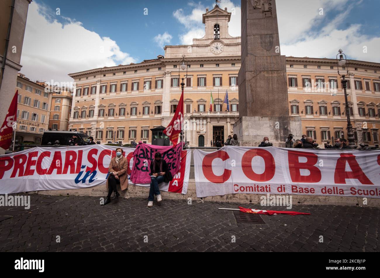 La gente partecipa a una manifestazione contro l'apprendimento a distanza in mezzo alla pandemia del Covid-19, a Roma, in Italia, il 26 marzo 2021. (Foto di Andrea Ronchini/NurPhoto) Foto Stock