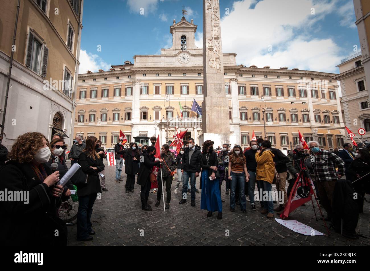 La gente partecipa a una manifestazione contro l'apprendimento a distanza in mezzo alla pandemia del Covid-19, a Roma, in Italia, il 26 marzo 2021. (Foto di Andrea Ronchini/NurPhoto) Foto Stock