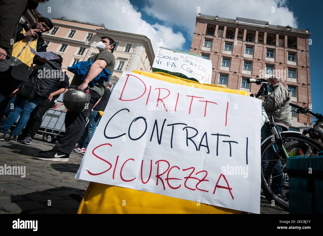 Il 26 marzo 2021, i ciclisti del settore Food Delivery partecipano ad una dimostrazione che richiede migliori condizioni di lavoro a Roma. (Foto di Andrea Ronchini/NurPhoto) Foto Stock