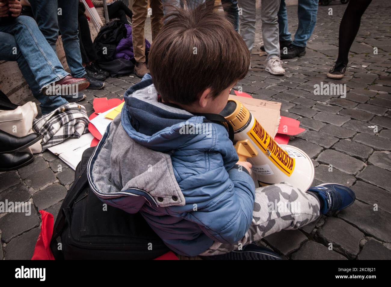 La gente partecipa a una manifestazione contro l'apprendimento a distanza in mezzo alla pandemia del Covid-19, a Roma, in Italia, il 26 marzo 2021. (Foto di Andrea Ronchini/NurPhoto) Foto Stock