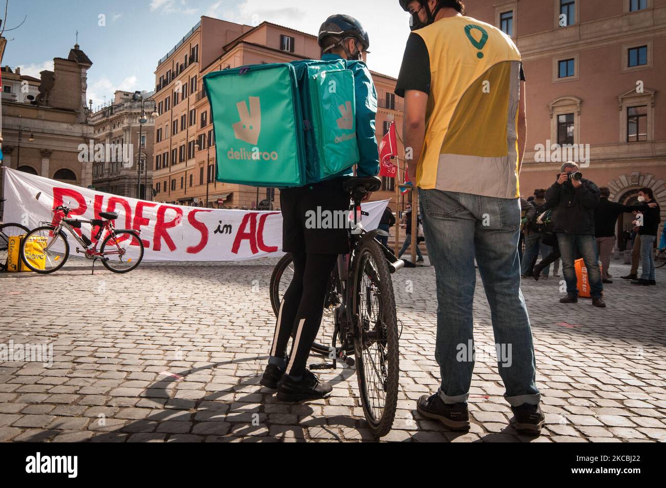 Il 26 marzo 2021, i ciclisti del settore Food Delivery partecipano ad una dimostrazione che richiede migliori condizioni di lavoro a Roma. (Foto di Andrea Ronchini/NurPhoto) Foto Stock