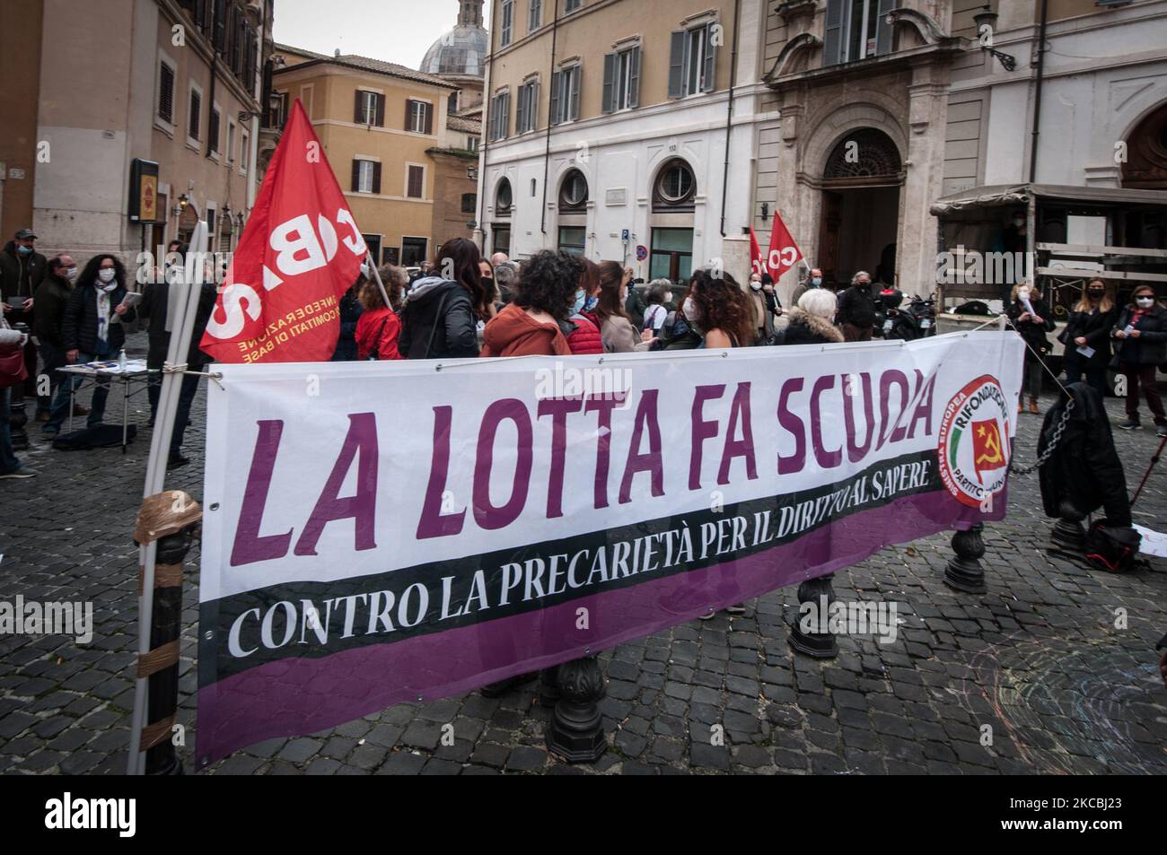 La gente partecipa a una manifestazione contro l'apprendimento a distanza in mezzo alla pandemia del Covid-19, a Roma, in Italia, il 26 marzo 2021. (Foto di Andrea Ronchini/NurPhoto) Foto Stock