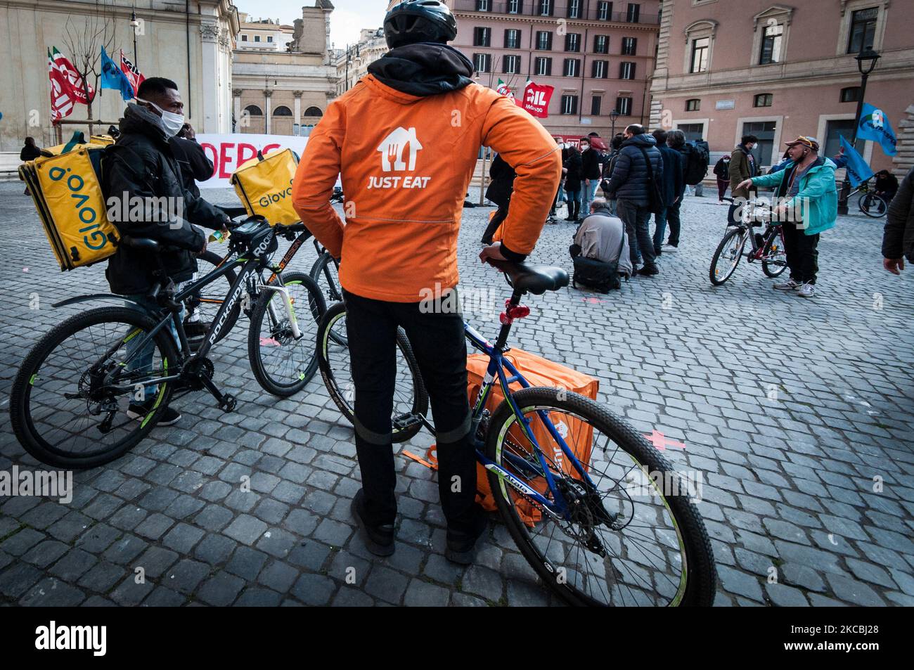 Il 26 marzo 2021, i ciclisti del settore Food Delivery partecipano ad una dimostrazione che richiede migliori condizioni di lavoro a Roma. (Foto di Andrea Ronchini/NurPhoto) Foto Stock