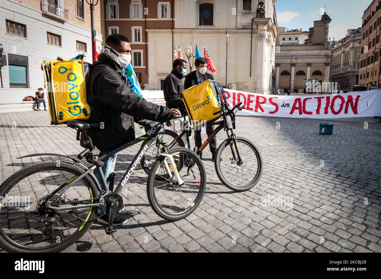 Il 26 marzo 2021, i ciclisti del settore Food Delivery partecipano ad una dimostrazione che richiede migliori condizioni di lavoro a Roma. (Foto di Andrea Ronchini/NurPhoto) Foto Stock
