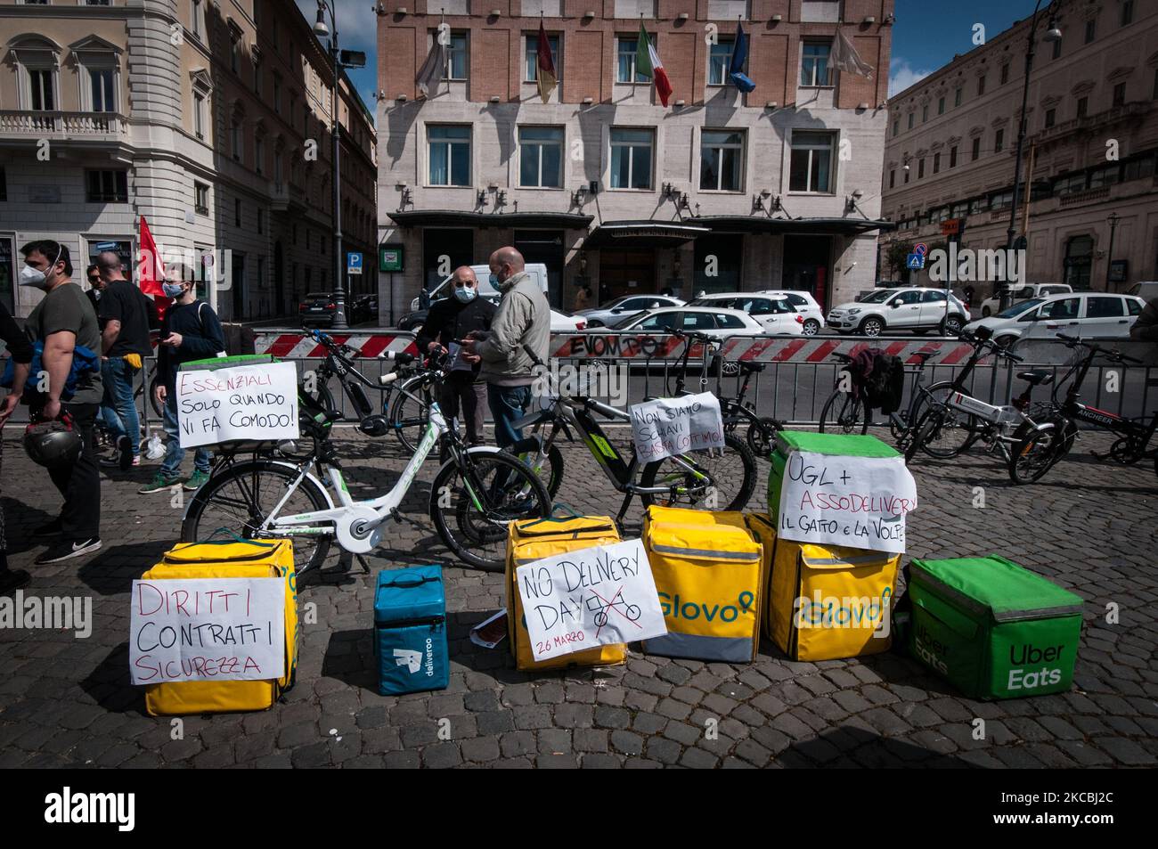 Il 26 marzo 2021, i ciclisti del settore Food Delivery partecipano ad una dimostrazione che richiede migliori condizioni di lavoro a Roma. (Foto di Andrea Ronchini/NurPhoto) Foto Stock