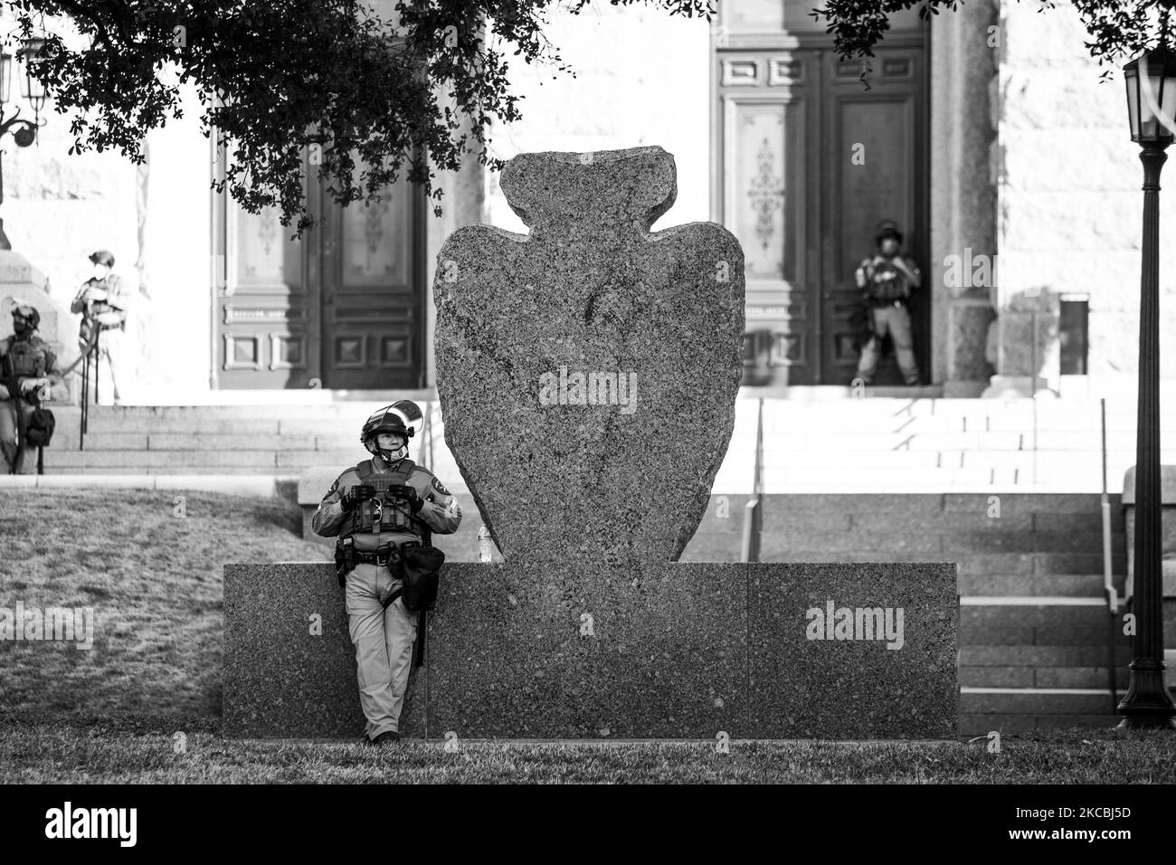 (NOTA DELL'EDITORE: L'immagine è stata convertita in bianco e nero) domenica 17th gennaio truppe statali, militari e polizia hanno custodito l'edificio del campidoglio del Texas contro possibili atti di terrorismo interno ad Austin, Texas. (Foto di Reginald Mathalone/NurPhoto) Foto Stock