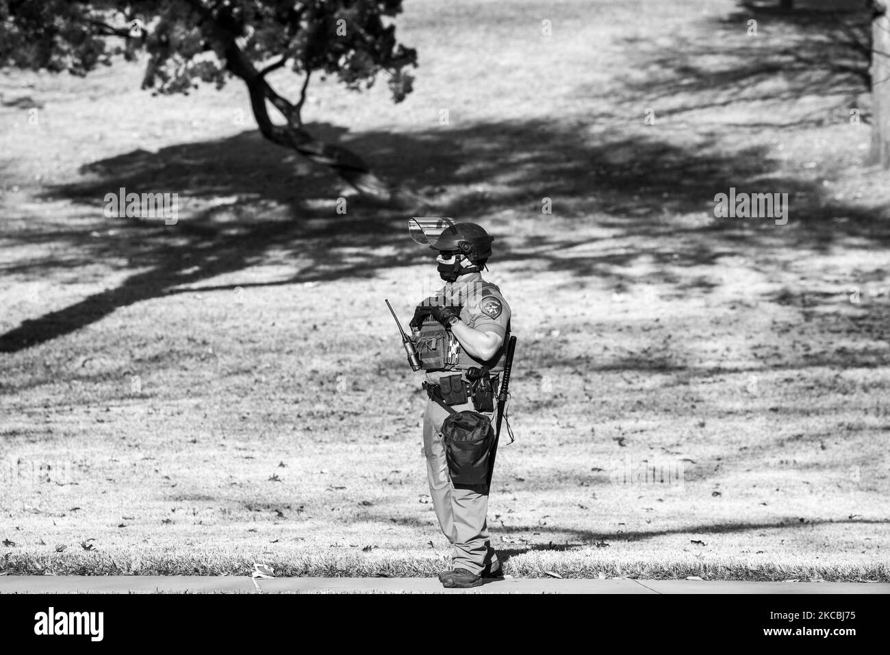 (NOTA DELL'EDITORE: L'immagine è stata convertita in bianco e nero) domenica 17th gennaio truppe statali, militari e polizia hanno custodito l'edificio del campidoglio del Texas contro possibili atti di terrorismo interno ad Austin, Texas. (Foto di Reginald Mathalone/NurPhoto) Foto Stock