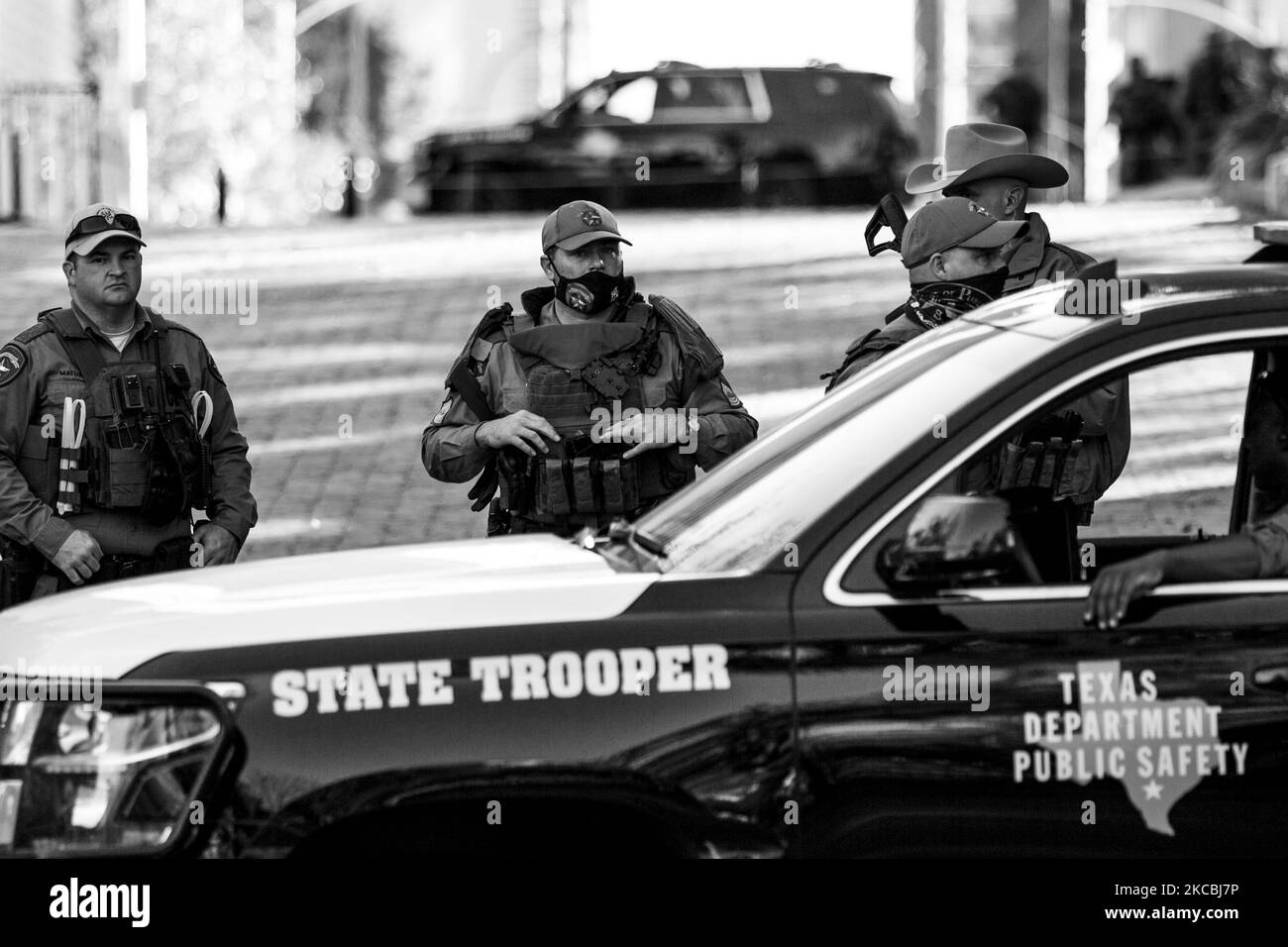 (NOTA DELL'EDITORE: L'immagine è stata convertita in bianco e nero) domenica 17th gennaio truppe statali, militari e polizia hanno custodito l'edificio del campidoglio del Texas contro possibili atti di terrorismo interno ad Austin, Texas. (Foto di Reginald Mathalone/NurPhoto) Foto Stock