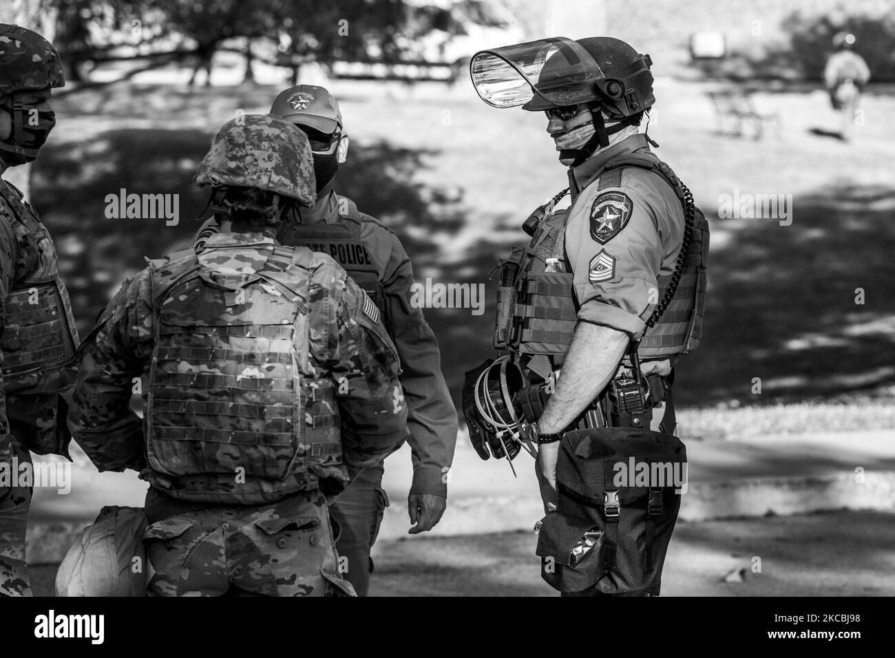 (NOTA DELL'EDITORE: L'immagine è stata convertita in bianco e nero) domenica 17th gennaio truppe statali, militari e polizia hanno custodito l'edificio del campidoglio del Texas contro possibili atti di terrorismo interno ad Austin, Texas. (Foto di Reginald Mathalone/NurPhoto) Foto Stock