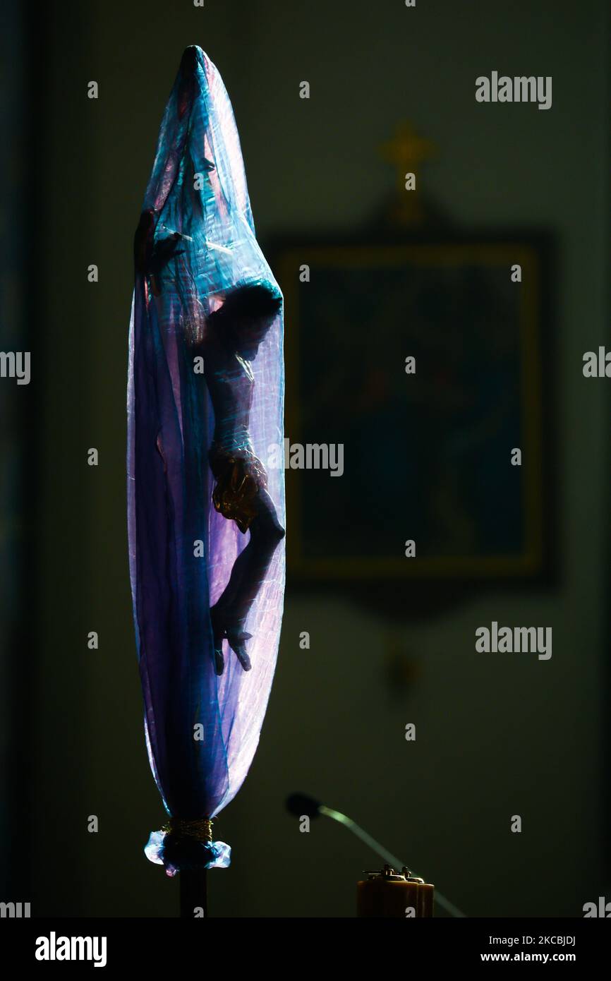 Un crocifisso velato è visto nella Chiesa di San Giuseppe a Cracovia, in Polonia, il 26 marzo 2021. (Foto di Beata Zawrzel/NurPhoto) Foto Stock