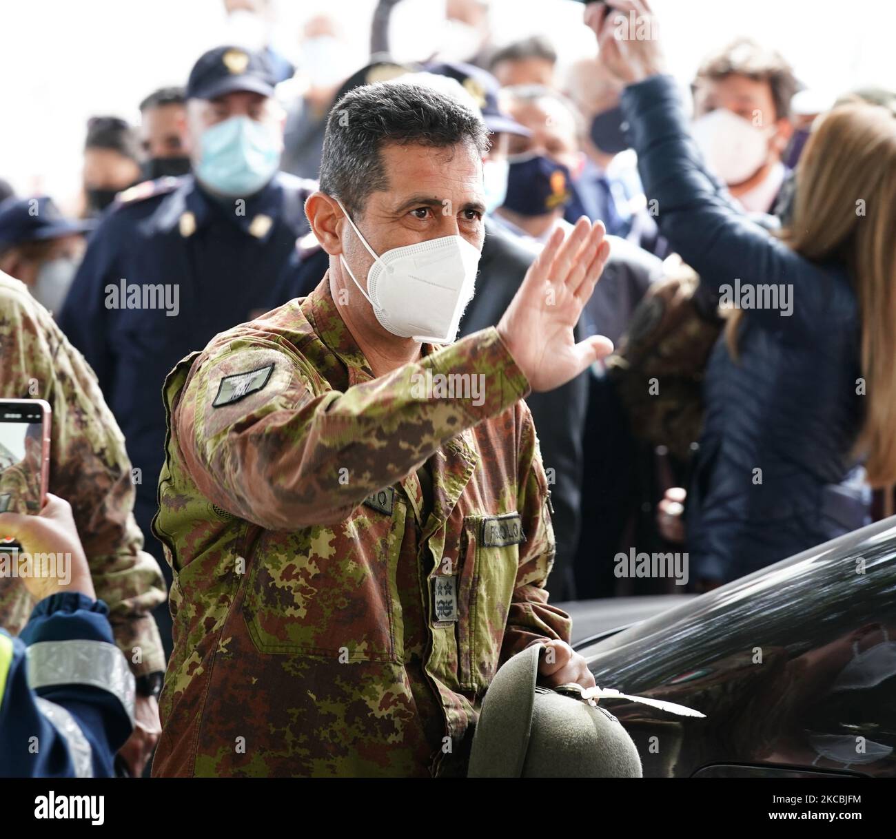 Il generale Francesco Paolo Figliuolo, commissario straordinario per l'emergenza Covid-19, si è recato presso il centro di vaccinazione di Messina. (Foto di Gabriele Maricchiolo/NurPhoto) Foto Stock