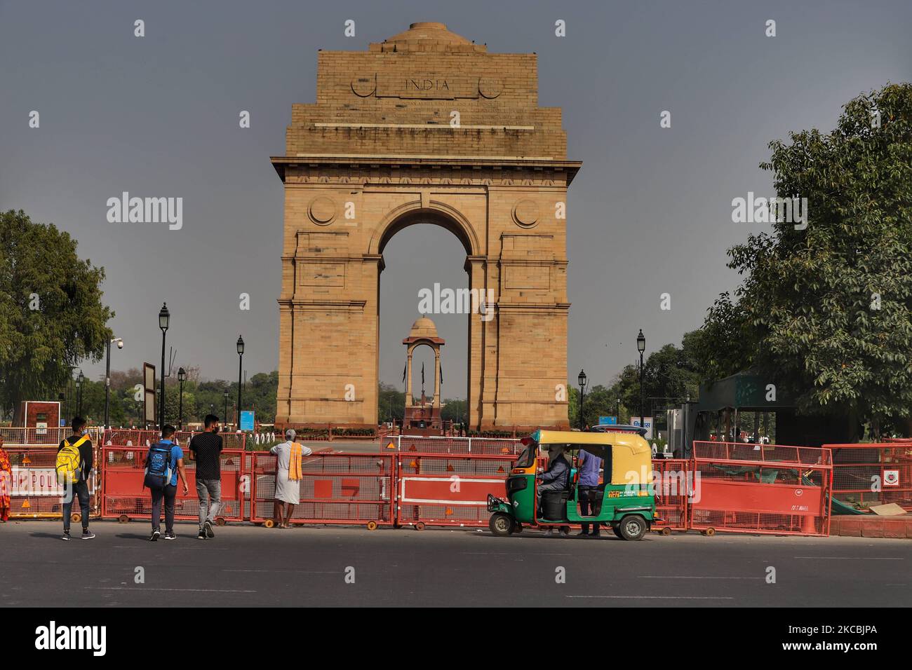 I turisti sono visti vicino alla porta dell'India in mezzo COVID-19 Coronavirus Pandemic il 27 marzo 2021. Rompendo un paio di record Covid-19, Delhi il Sabato ha riferito il suo picco più alto quotidiano in casi Covid-19 dal dicembre 15, il più alto numero di morti giornaliere dal gennaio 23 e attualmente ha anche i più alti casi attivi dal dicembre 27. (Foto di Nasir Kachroo/NurPhoto) Foto Stock