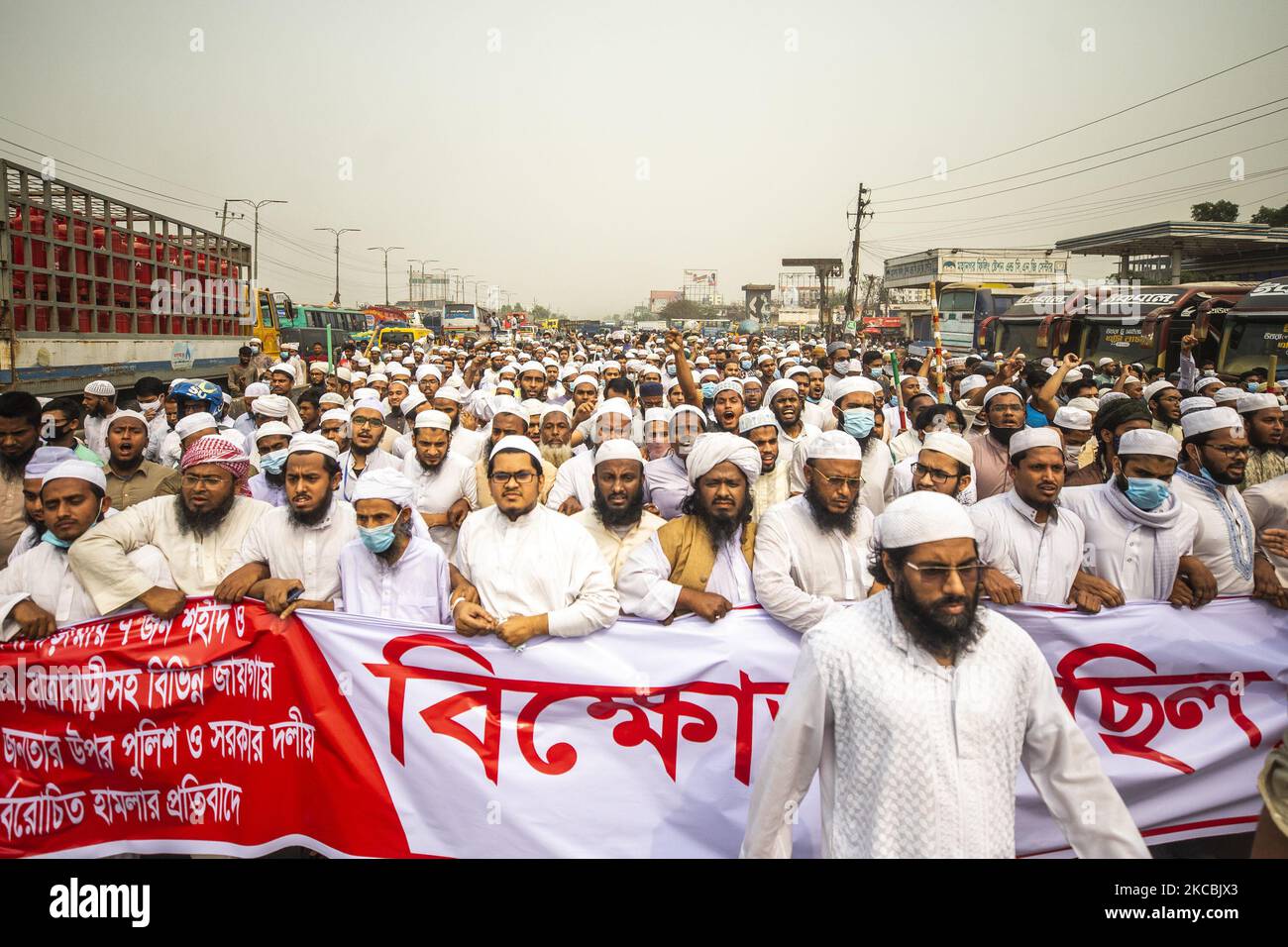 Gli attivisti dell'Hefazat-e Islam, camminano lungo una strada durante una manifestazione a Dhaka il 27 marzo 2021, il giorno dopo uno scontro mortale con la polizia durante una protesta contro il primo ministro indiano Narendra modi in visita in Bangladesh. (Foto di Ahmed Salahuddin/NurPhoto) Foto Stock