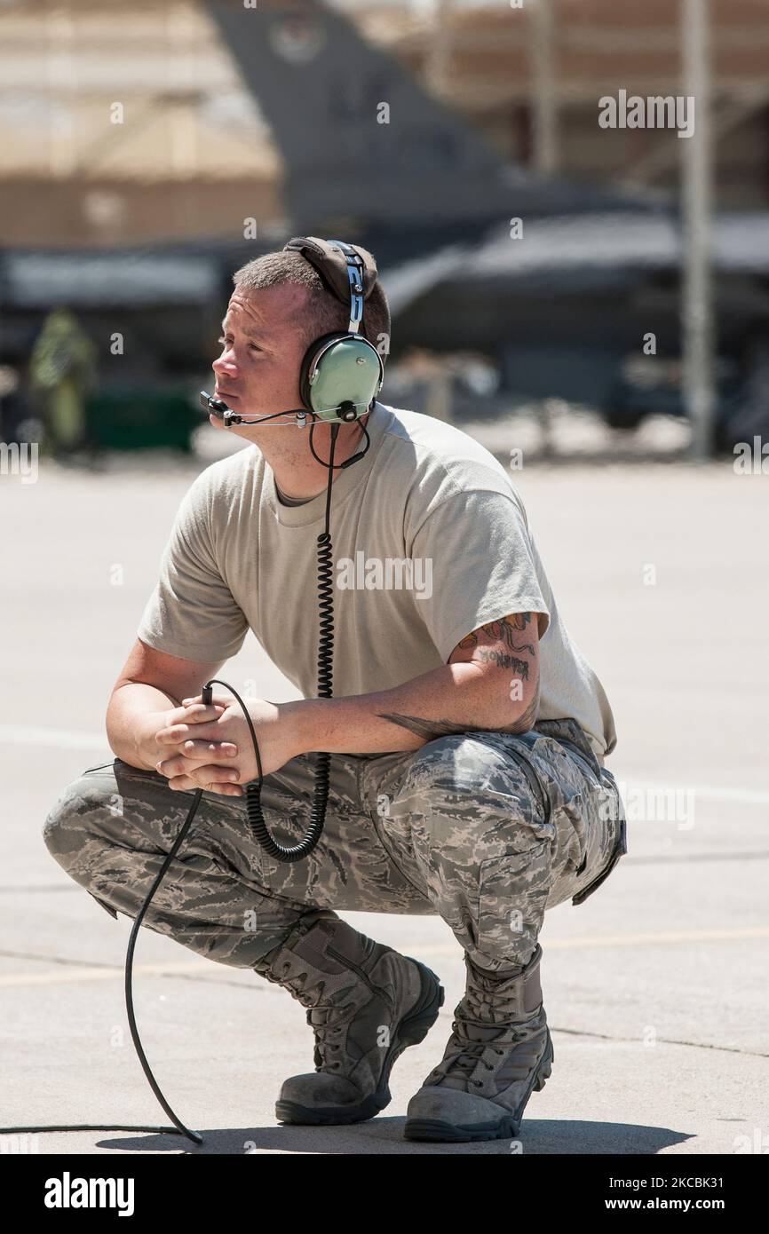 Un istruttore esperto osserva i movimenti degli studenti MRA alla base dell'aeronautica militare Luke, Arizona. Foto Stock