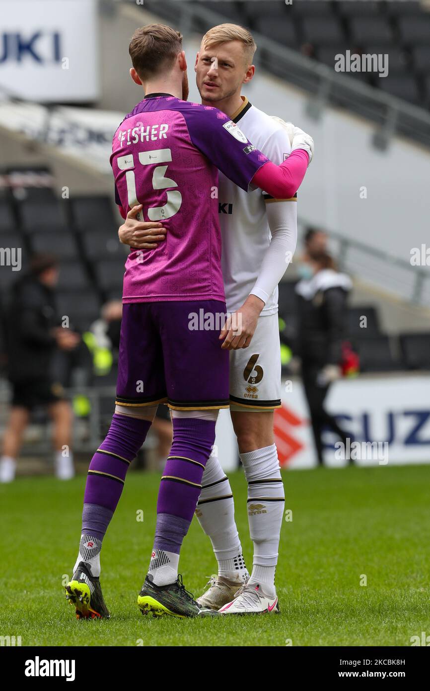 Andy Fisher e il portiere di Milton Keynes Harry Darling prima della partita della Sky Bet League 1 tra MK Dons e Doncaster Rovers allo Stadio MK, Milton Keynes sabato 27th marzo 2021. (Foto di John Cripps/MI News/NurPhoto) Foto Stock
