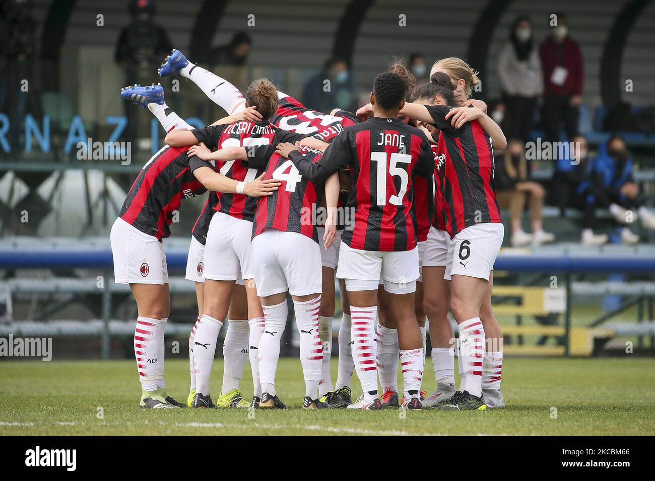 Valentina Giacinti di AC Milan festeggia con i compagni di squadra dopo aver segnato il suo quarto gol durante la Serie delle Donne Una partita tra FC Internazionale e AC Milan al Suning Youth Development Centre in memoria di Giacinto Facchetti il 28 marzo 2021 a Milano. (Foto di Giuseppe Cottini/NurPhoto) Foto Stock