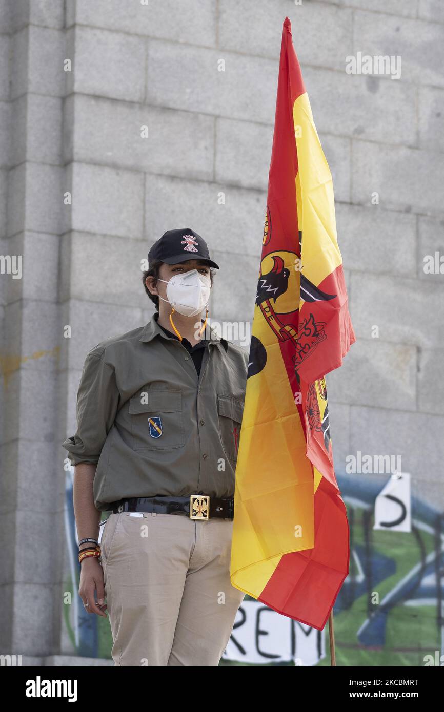 Ondate di bandiera precostituzionale spagnole in aria durante un raduno di sostenitori di destra ad Arco de la Victoria in commemorazione del 82nd° anniversario della data in cui Franco e altre forze ribelli sono entrate a Madrid in seguito al colpo di Stato spagnolo del luglio 1936 contro la seconda Repubblica spagnola, il 28 marzo; 2021 a Madrid, Spagna. Il generale Francisco Franco Bahamonde fu il dittatore della Spagna dal 1939, dopo la fine della guerra civile spagnola, fino alla sua morte nel 1975. (Foto di Oscar Gonzalez/NurPhoto) Foto Stock