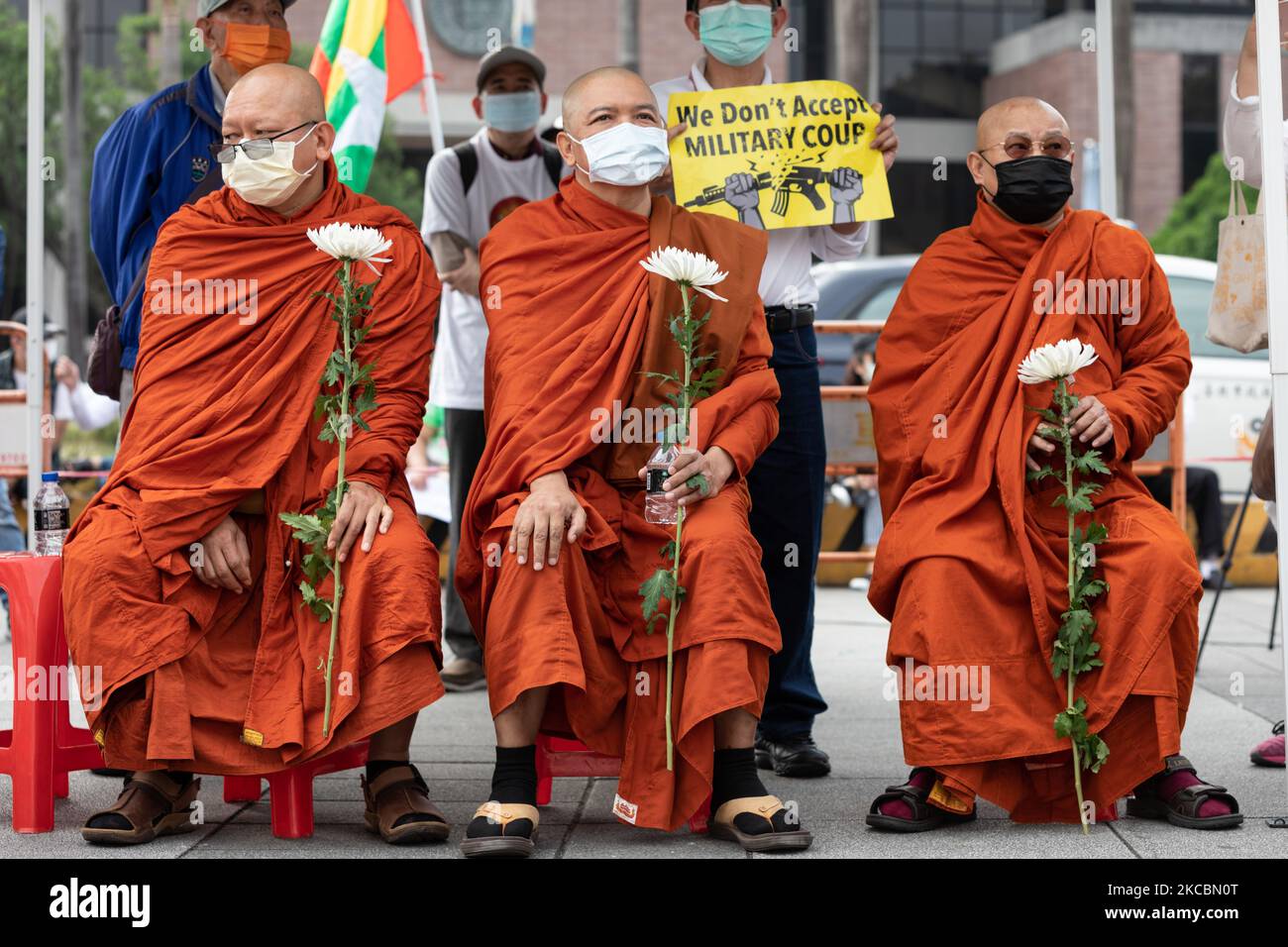 Monksdurante birmano durante una protesta di colpo di Stato contro il Myanmar a Taipei, Taiwan, il 28 marzo 2021. Migliaia di cittadini di Myanmar e di Taiwan si sono riuniti questa domenica pomeriggio per mostrare sostegno ai dimostranti anti anti-golpe e per pregare per coloro che sono stati uccisi dal governo militare di Myanmar.(Foto di Jose Lopes Amaral/NurPhoto) Foto Stock