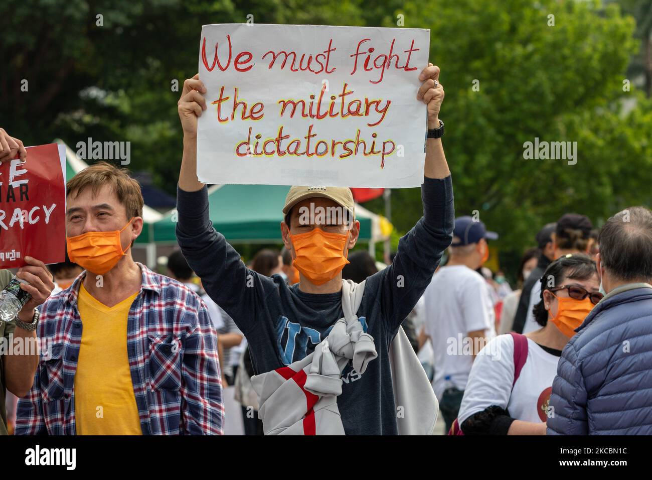 L'uomo che ha un segno che legge ''dobbiamo combattere la dittatura militare'' durante una protesta contro il colpo di Stato contro il Myanmar a Taipei, Taiwan, il 28 marzo 2021. Migliaia di cittadini di Myanmar e di Taiwan si sono riuniti questa domenica pomeriggio per mostrare sostegno ai dimostranti anti anti-golpe e per pregare per coloro che sono stati uccisi dal governo militare di Myanmar.(Foto di Jose Lopes Amaral/NurPhoto) Foto Stock