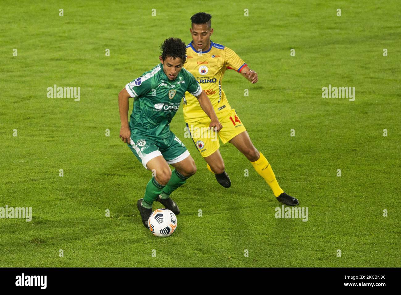 Daniel Mantilla ftom Equidad FC contesta la palla con Ederson Moreno di Deportivo pasto durante la prima tappa come parte della CONMEBOL South American Cup 2021 tra la Equidad FC e Deportivo pasto dalla Colombia giocato allo stadio El Campin nella città di Bogota, Colombia, Il 19 marzo 2021. (Foto di Daniel Garzon Herazo/NurPhoto) Foto Stock