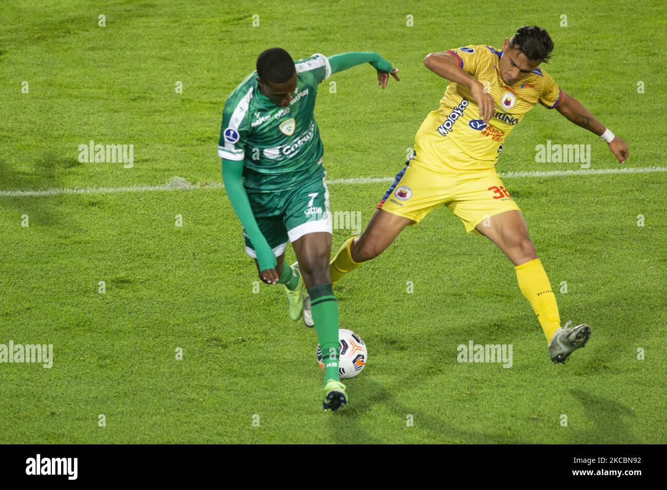 Hansel Zapata dell'Equidad FC contesta la palla con Cesar Quintero di Deportivo pasto durante la prima partita di tappa come parte della CONMEBOL South American Cup 2021 tra la Equidad FC e Deportivo pasto dalla Colombia suonata allo stadio El Campin nella città di Bogota, Colombia, Il 19 marzo 2021. (Foto di Daniel Garzon Herazo/NurPhoto) Foto Stock