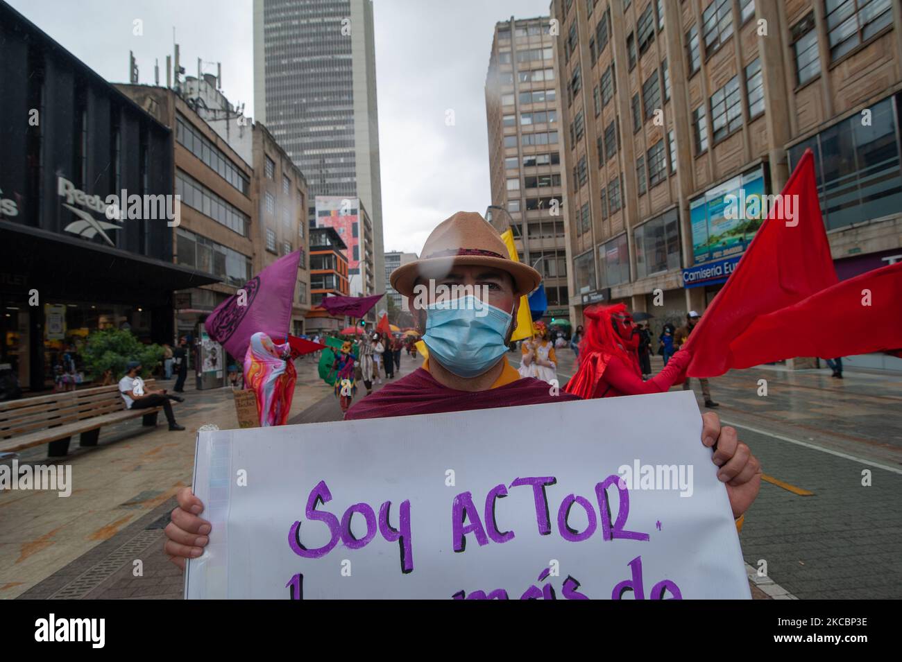 I membri del teatro commemorano la Giornata Mondiale del Teatro facendo una parata nel centro di Bogotà, i membri di diverse agruppazioni di artisti danzarono e dimostrarono per ascoltare e per l'attenzione del governo colombiano a causa della pandemia di Coronavirus, come la loro attività è stata colpita dalla recessione economica e la salute e le restrizioni di distanza sociale. A Bogotà, Colombia, il 28 marzo 2021. (Foto di Sebastian Barros/NurPhoto) Foto Stock