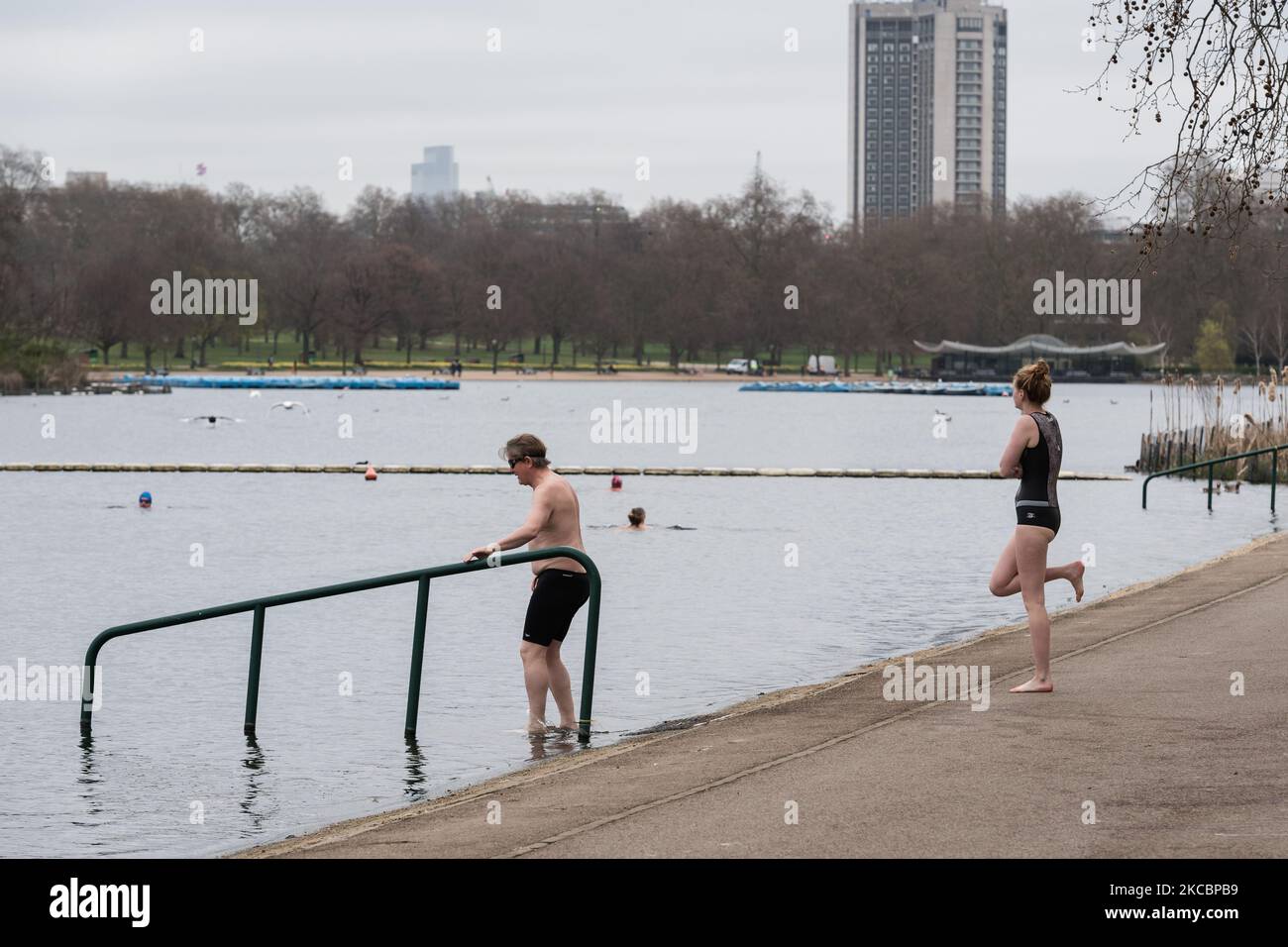 LONDRA, REGNO UNITO - 29 MARZO 2021: I nuotatori si preparano a fare un tuffo nel lido serpentino di Hyde Park mentre le restrizioni di blocco di Coronavirus sono attenuate in tutta l'Inghilterra, il 29 marzo 2021 a Londra, Inghilterra. Da oggi sei persone o due famiglie possono incontrarsi all'esterno osservando l'allontanamento sociale, l'ordine "a casa" viene revocato e le strutture sportive all'aperto possono riaprirsi. (Foto di Wiktor Szymanowicz/NurPhoto) Foto Stock