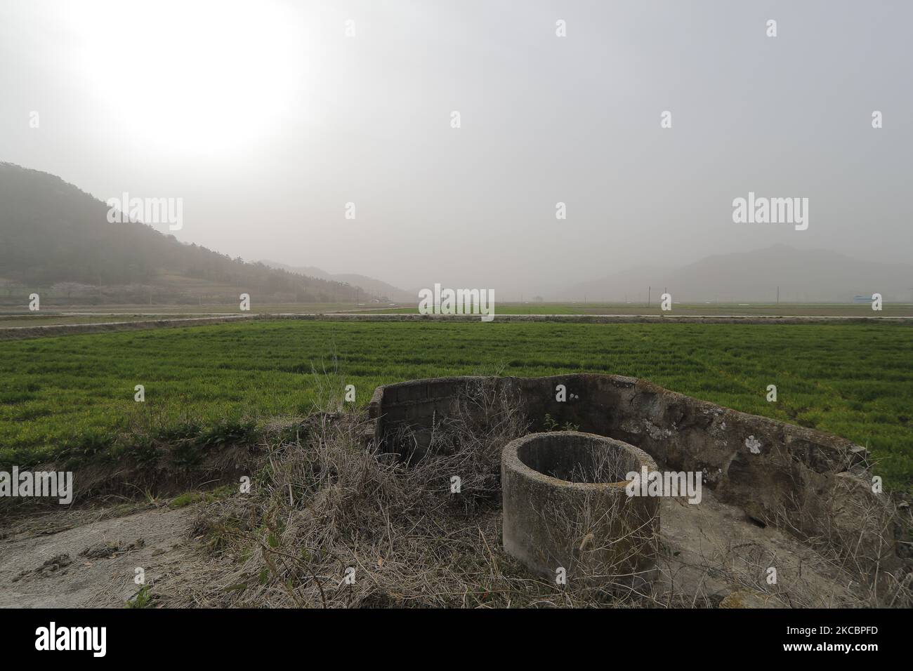 Un peggior villaggio di isole coperte da polvere gialla a Shinan-Gun, a sud-ovest di Seoul, Corea del Sud. Lunedì, una tempesta di polvere gialla straordinariamente forte, originata dai deserti interni della Cina settentrionale e della Mongolia, ha annientato tutta la Corea del Sud, inducendo le autorità a emettere un avvertimento giallo per Seul e quasi tutte le parti del paese per la prima volta in un decennio. (Foto di Seung-il Ryu/NurPhoto) Foto Stock