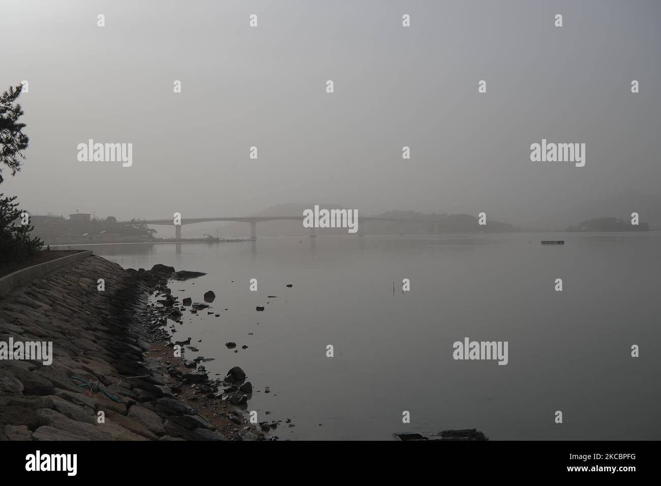Un peggior villaggio di isole coperte da polvere gialla a Shinan-Gun, a sud-ovest di Seoul, Corea del Sud. Lunedì, una tempesta di polvere gialla straordinariamente forte, originata dai deserti interni della Cina settentrionale e della Mongolia, ha annientato tutta la Corea del Sud, inducendo le autorità a emettere un avvertimento giallo per Seul e quasi tutte le parti del paese per la prima volta in un decennio. (Foto di Seung-il Ryu/NurPhoto) Foto Stock