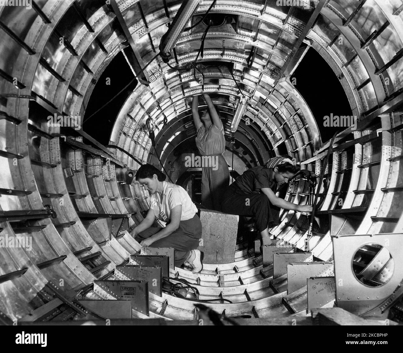 Lavoratrici che costruisce aerei bombardieri B-17 Flying Fortress durante la seconda guerra mondiale, 1942. Foto Stock