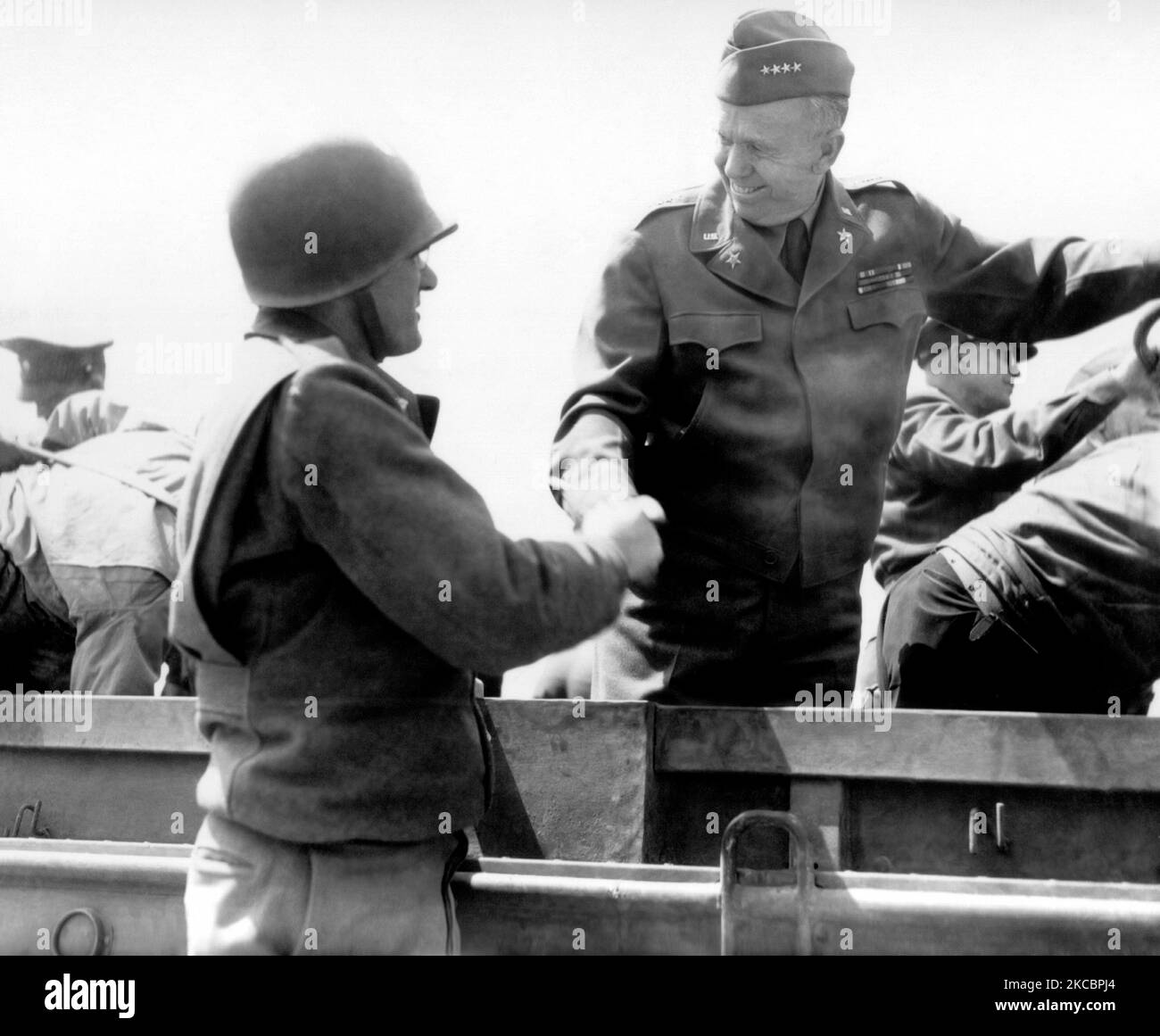 Il generale George Marshall stringe le mani con un altro ufficiale, Normand Beach, 1944. Foto Stock
