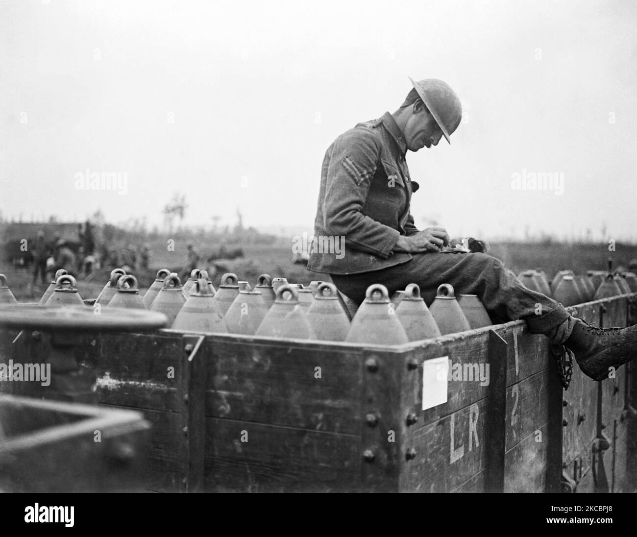 Un soldato britannico che ha preso l'inventario delle conchiglie durante la prima guerra mondiale, 1917. Foto Stock