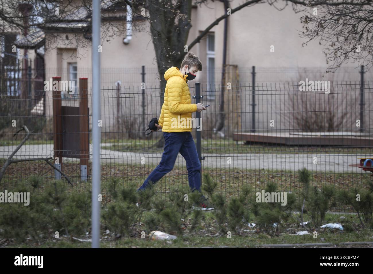 Un uomo che indossa una maschera facciale è visto a Varsavia, Polonia, il 28 marzo 2021. Sabato sono state attuate nuove misure di blocco che hanno ulteriormente chiuso grandi stabilimenti commerciali e negozi che non forniscono beni essenziali considerati dal governo. Come nuovo, i casi quotidiani di infezioni da coronavirus sono aumentati oltre 30 mila il ministero della salute ha annunciato che i suoi servizi stanno raggiungendo i limiti di affrontare la crisi COVID-19. (Foto di Jaap Arriens/NurPhoto) Foto Stock