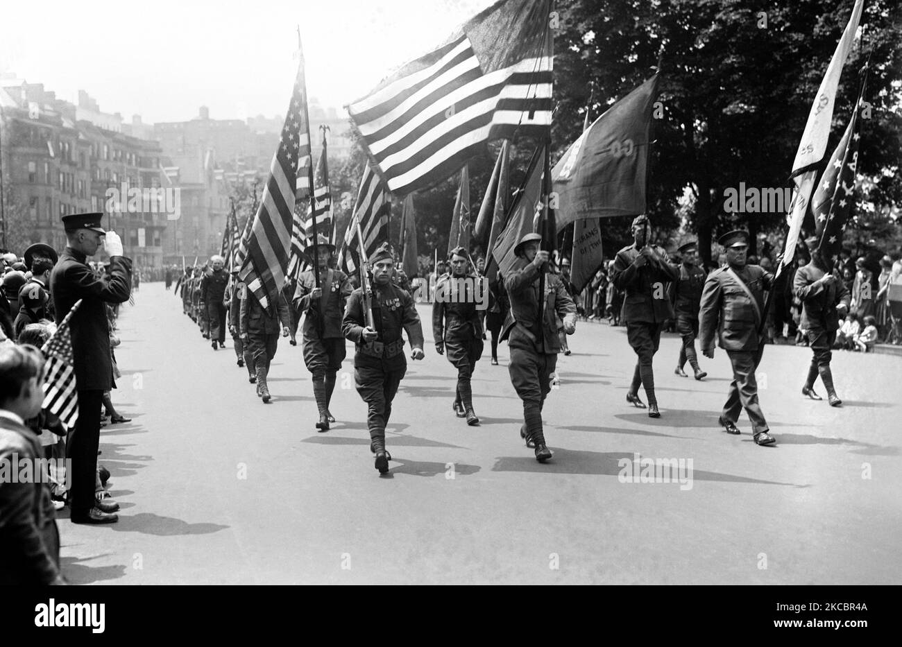 Prima guerra mondiale sfilata di vittoria guidata dal generale John Pershing giù Fifth Avenue, New York City, 1919. Foto Stock