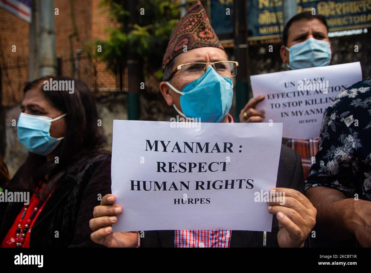 Gli attivisti della Società per i diritti umani e la Pace protestano contro il colpo di stato militare del Myanmar davanti alla Casa delle Nazioni Unite a Pulchowk, Nepal, martedì 30 marzo 2021. (Foto di Rojan Shrestha/NurPhoto) Foto Stock