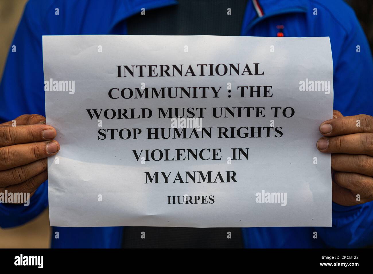 L'attivista della Società per i diritti umani e la Pace tiene un cartello durante una protesta contro il colpo di stato militare del Myanmar davanti alla Casa delle Nazioni Unite a Pulchowk, Nepal, martedì 30 marzo 2021. (Foto di Rojan Shrestha/NurPhoto) Foto Stock